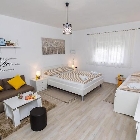 Gorgeous Home In Knin With Kitchen Kovacic Экстерьер фото