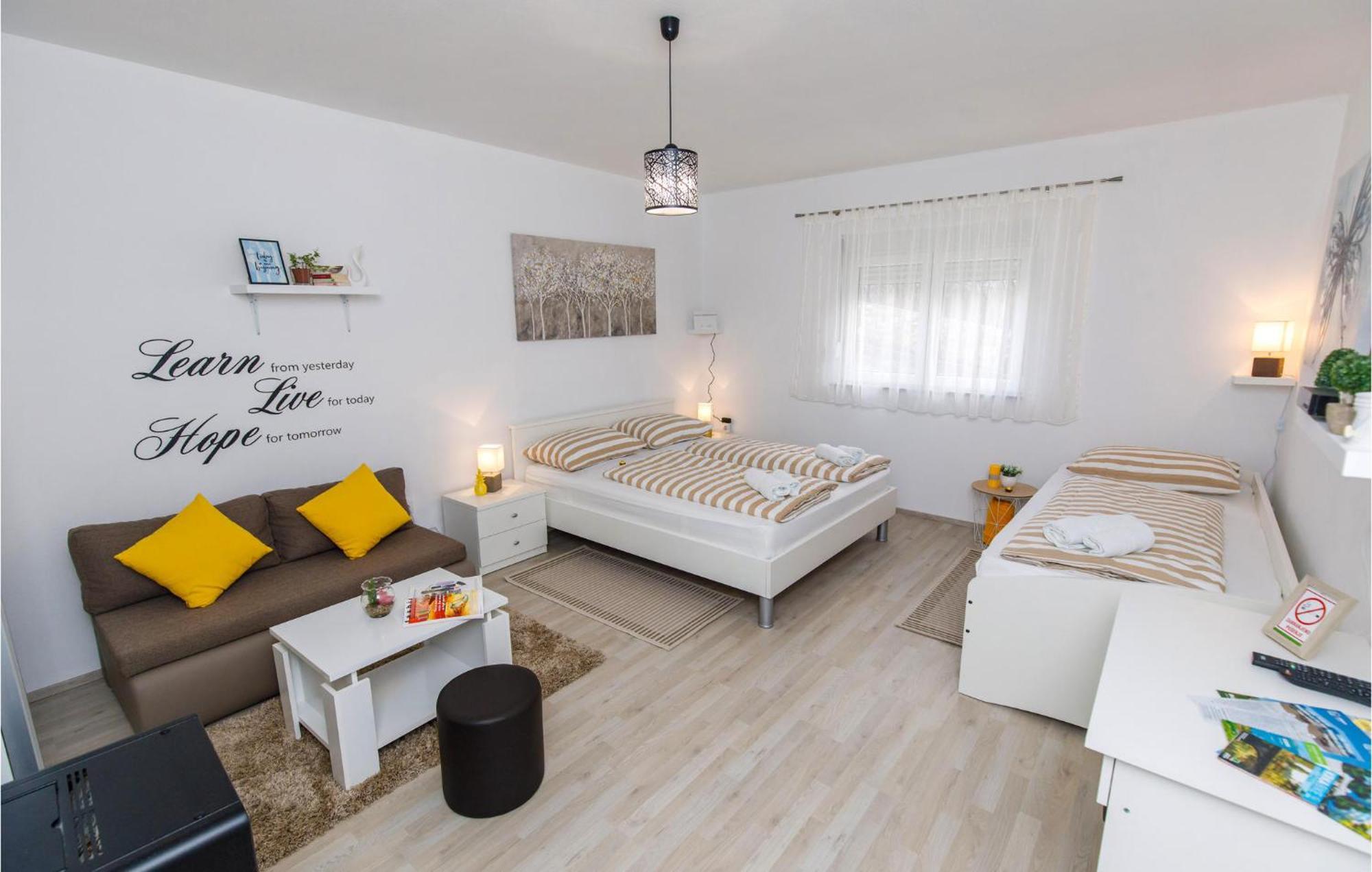 Gorgeous Home In Knin With Kitchen Kovacic Экстерьер фото